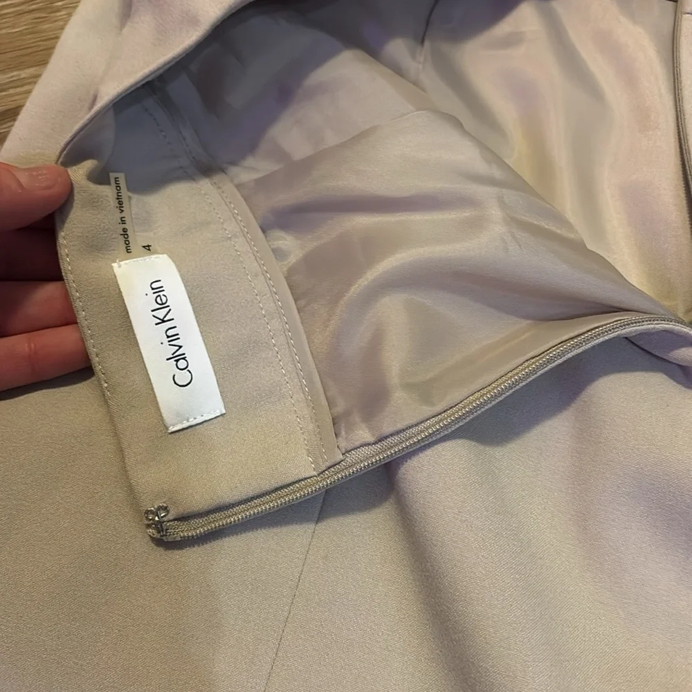 EUC Calvin Klein Taupe pencil skirt size 4 - Picture 3 of 5